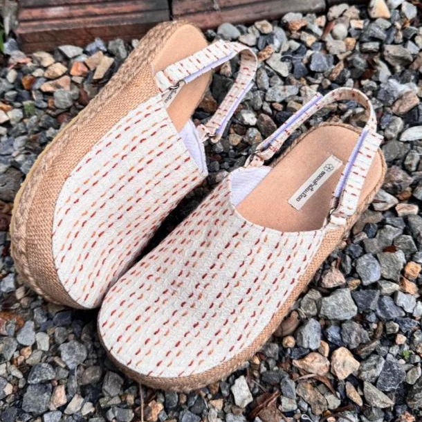 รองเท้าส้นตึกสานสไตล์เอสพาดริล (Espadrilles) ลายปักมินิมอล สายรัดส้นถอดออกได้ นุ่ม เบาสบาย พื้นสูง 1 นิ้ว สวมเที่ยวสบาย