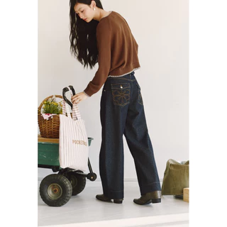 Loma Barrel Jeans [พร้อมส่ง] กางเกงขายาวทรง Barrel ปักโลโก้ที่กระเป๋าหลังฝาปิด