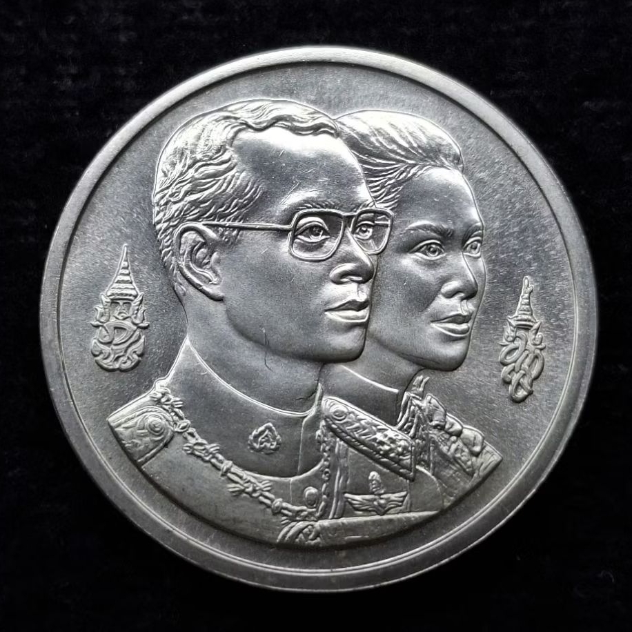 เหรียญเงินที่ระลึก 60 พรรษา รัชกาลที่ 9 (กองทัพอากาศสร้าง) พร้อมกล่องกำมะหยี่เดิมๆ