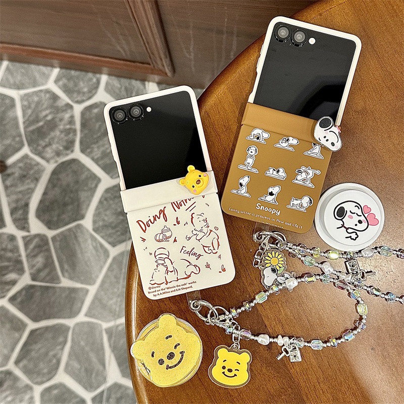 พร้อมส่งจากไทย ! เคสฟลิปแม่เหล็กหมีพูห์ Snoopy พร้อมสายคล้องมือ (20120) for Samsung Galaxy Z Flip7 Flip6 Flip5