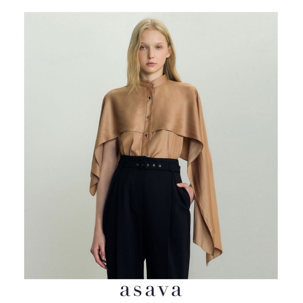 [asava ss26] Nicola Cape Overlay Blouse เสื้อผู้หญิง แต่งเคปคลุมไหล่ คอจีน แต่งกระดุมหน้า ชายเสื้อโค้ง