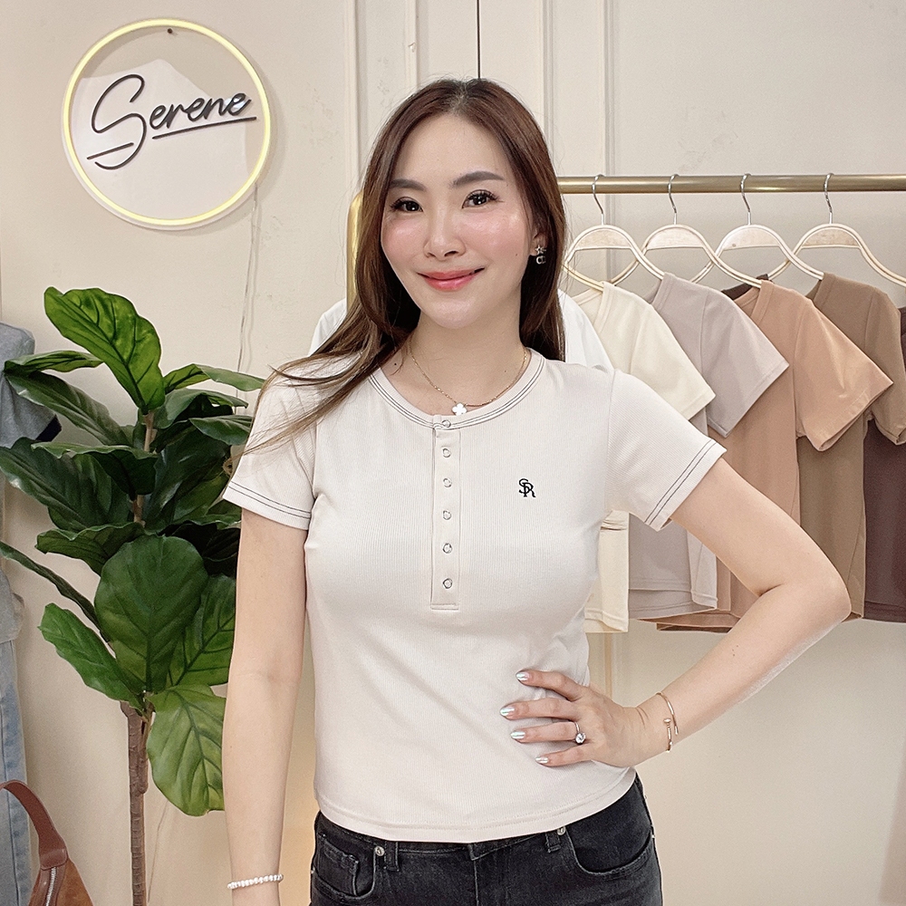 Serene's Choice เสื้อคอกลม แขนสั้น ผ้าร่องเล็ก กระดุมหน้า 6 เม็ด ปักโลโก้ สไตล์เกาหลี รูปที่ 2