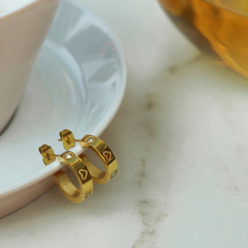 Valencia Haus • SAGE EARRINGS • [ต่างหูห่วงปั๊มหัวใจแต่งเพชร สีทอง สแตนเลส กันน้ำ]