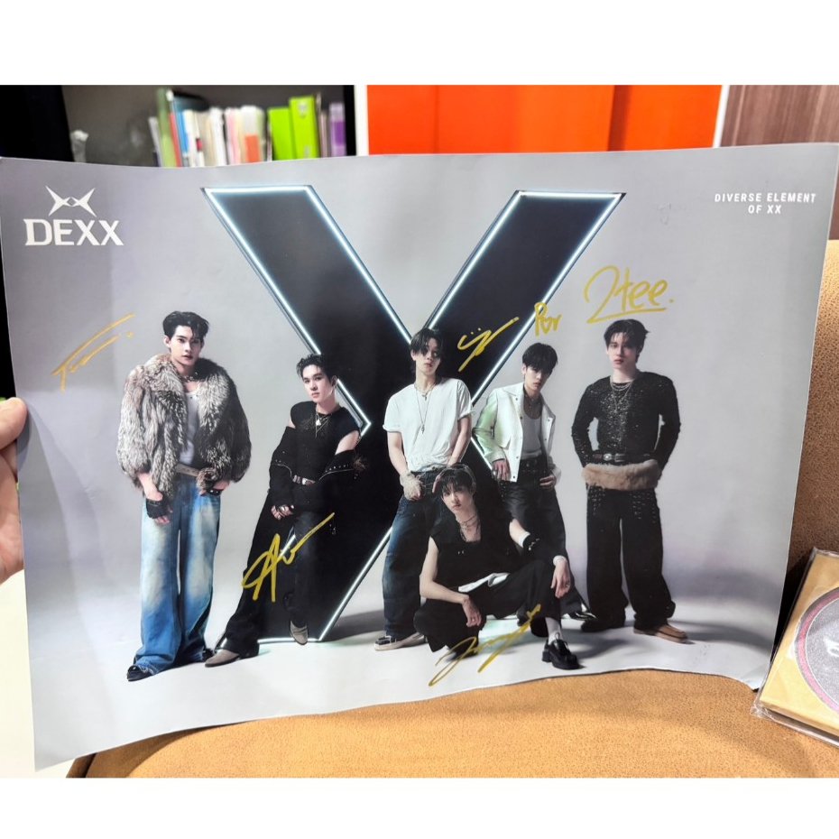 (FC) Poster พร้อมลายเซ็นสมาชิก วง DEXX ทั้งหมด 6 คน ได้แก่ เจมส์ศุ,ติวเตอร์,ยิม,ป๋อ,ตี๋ตี๋ และอู่อู๋