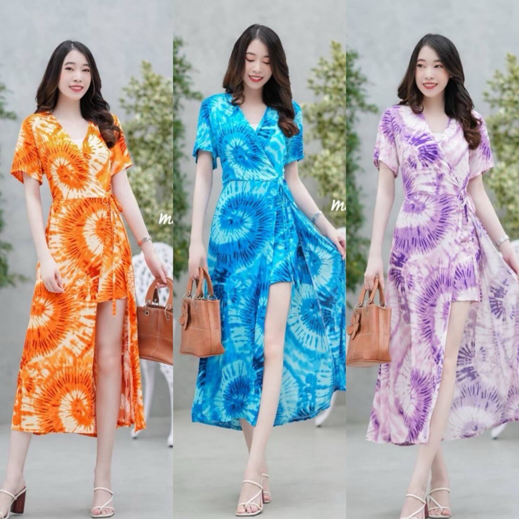 จั้มสูทลายมัดย้อมแขนสั้นสุดชิค ช่วงอกแต่งไขว้ซ้อน ผ่าแหวกด้านหน้า มีกางเกงขาสั้นด้านใน มีซิปซ่อนด้านหลัง