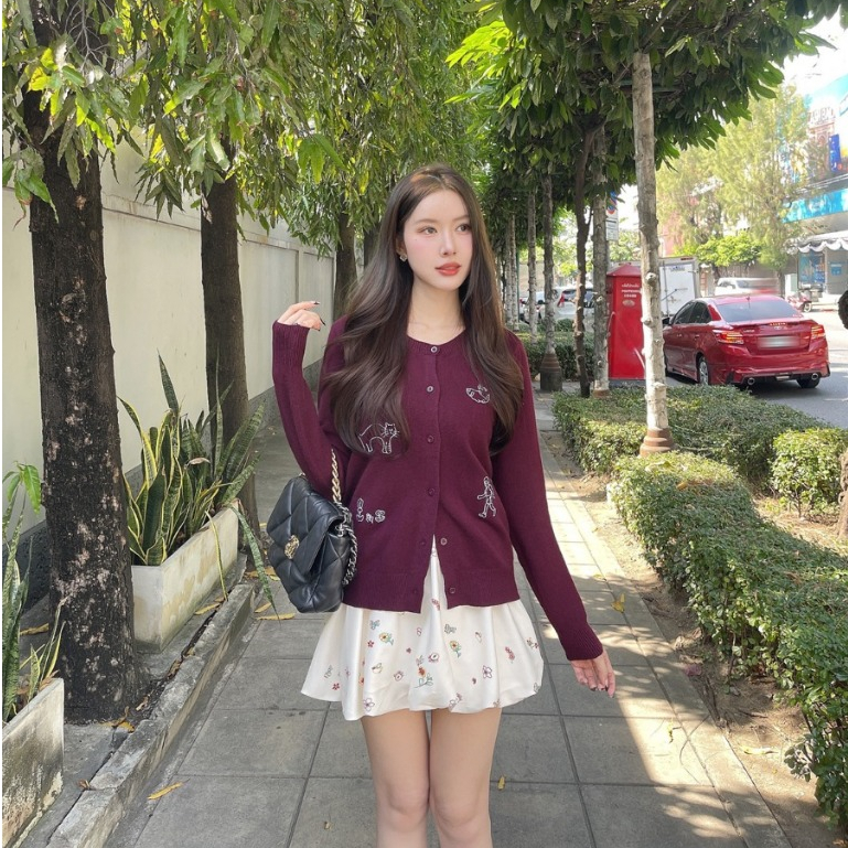 ส่งด่วน🚨 สีแดงเข้ม SLYQ 🚶🏻 CAT AND BOY KNIT CARDIGAN เสื้อคาร์ดิแกนผ้าไหมพรมแขนยาวปักลาย
