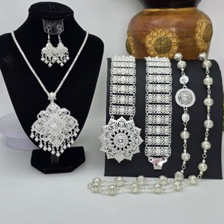 ชุดเครื่องประดับสีเงินครบเซต สร้อยคอพร้อมต่างหู สังวาลย์ และ…