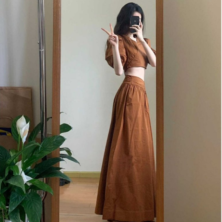 ส่งพร้อมส่ง ชุดเซ็ทสไตล์ฝรั่งเศสระดับพรีเมียม สไตล์สาวผู้ใหญ่ เสื้อสั้นแขนพอง คู่กระโปรงครึ่งตัวเอวสูง ทรงผอมสง่างาม เหม