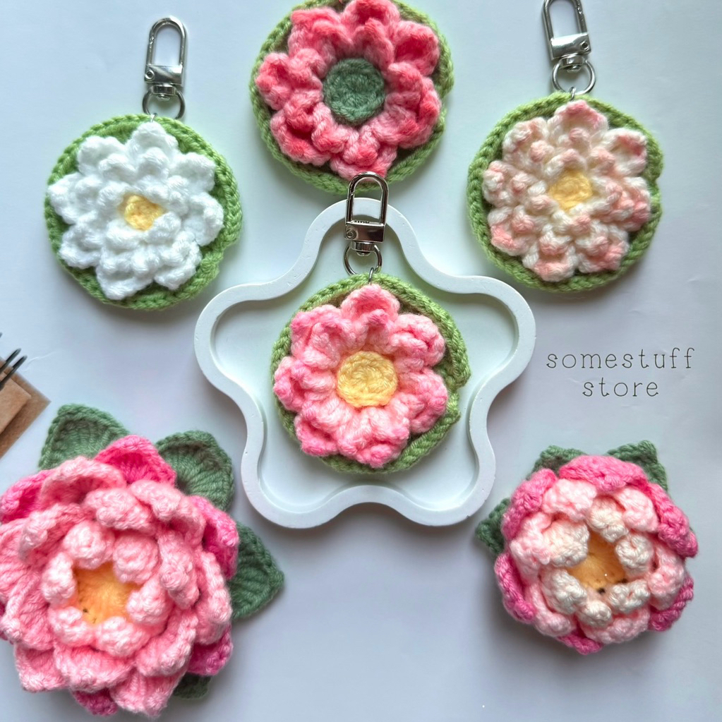 (new) somestuff | พวงกุญแจดอกบัวไหมพรม สายรัดเข็มไหมพรม ดอกบัว lotus crochet keychain เดนดาว neverdi