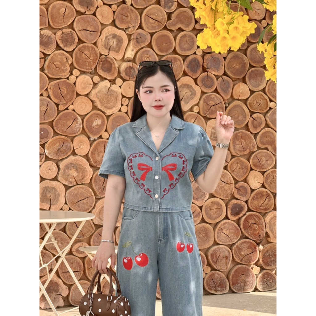 set ยีนส์ เสื้อปักหัวใจโบว์ มาคู่ กางเกงปักเชอรี่🍒ตรงปลายขาแต่งปักโบว์ลงตัวสุดๆคะ ซัมเมอร์ฤดูกาลท่องเที่ยว
