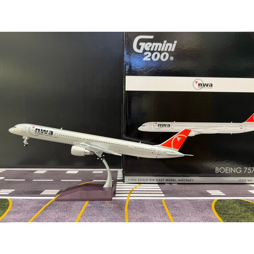 Gemini Jets [G2NWA1422 1:200 Northwest Airlines B757-300 N587NW (final livery & upgraded stand)