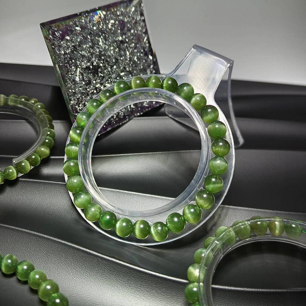 สร้อยข้อมือหิน กรีนอะพาไทต์แคทอาย (Green Apatite Cat's Eye)"หินแห่งการฟื้นคืนพลังใจ ความมั่งคั่ง และการเจรจาต่อรอง"