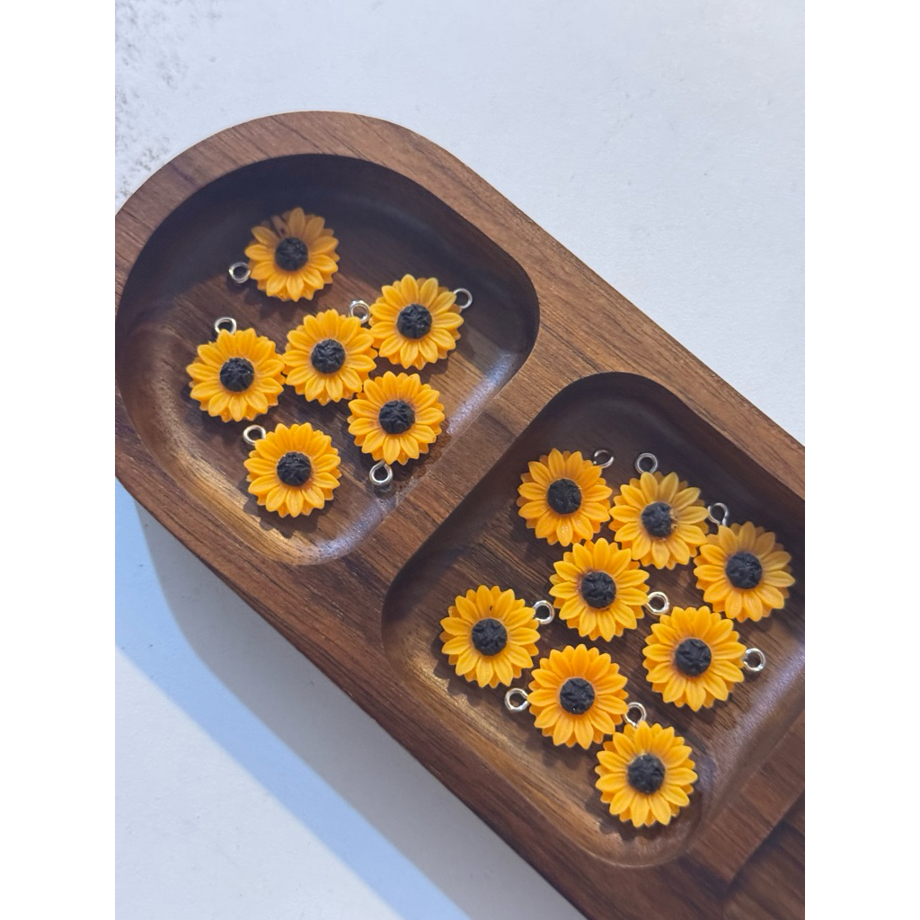 จี้ทานตะวัน ชิ้นละ5฿ (ขนาด16*20mm.)