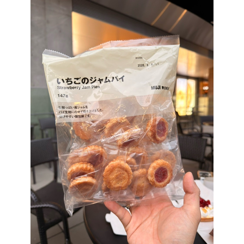 พายแยมสตรอว์เบอร์รีของ MUJI มีความหอมมันของเนยและรสเค็มนิดๆ ตัดกับความหวานอมเปรี้ยวของแยมสตรอว์เบอร์รี