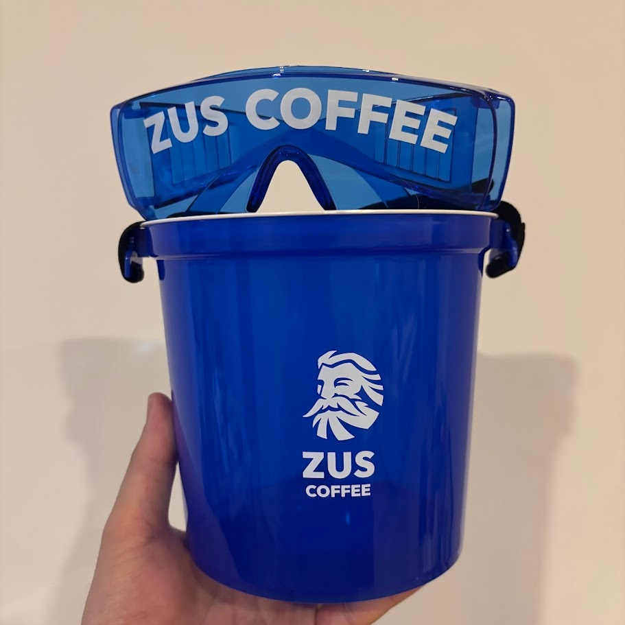 ZUS COFFEE กระติกน้ำแข็งพร้อมสายสะพาย + แว่นตาเล่นน้ำ ของพรีเมียม ของใหม่