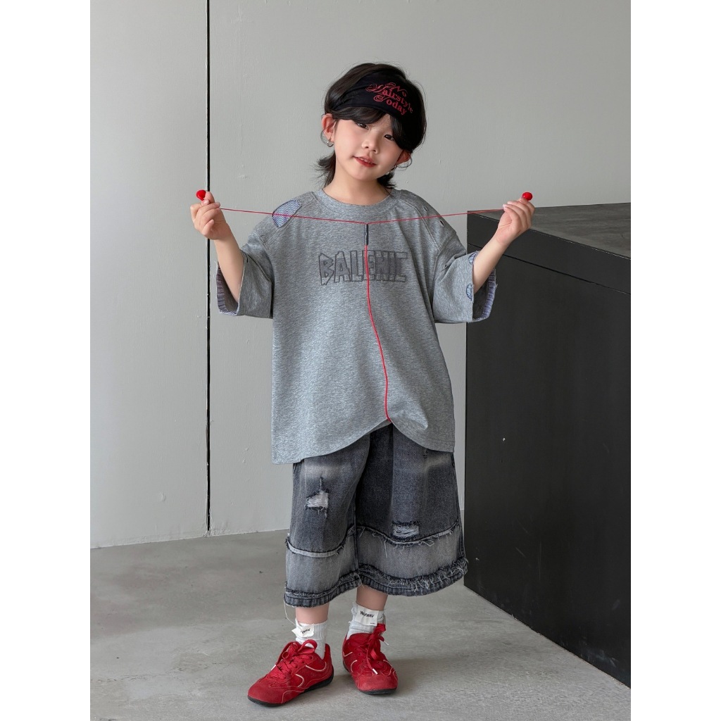 [ส่งไวจากไทย] *ขายแยกชิ้น* เสื้อยืดสีเทา สกรีนBALENIC ทรงโอเวอร์ไซส์/กางเกงยีนส์ขาสั้น แต่งเซอร์สุดเท่ เหมาะสำหรับ3-10ปี