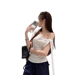 เสื้อปาดไหล่ทรงเสน่ห์ แต่งโบว์ระบายพริ้ว เสกลุคสวยหรูดุจเจ้าหญิง
