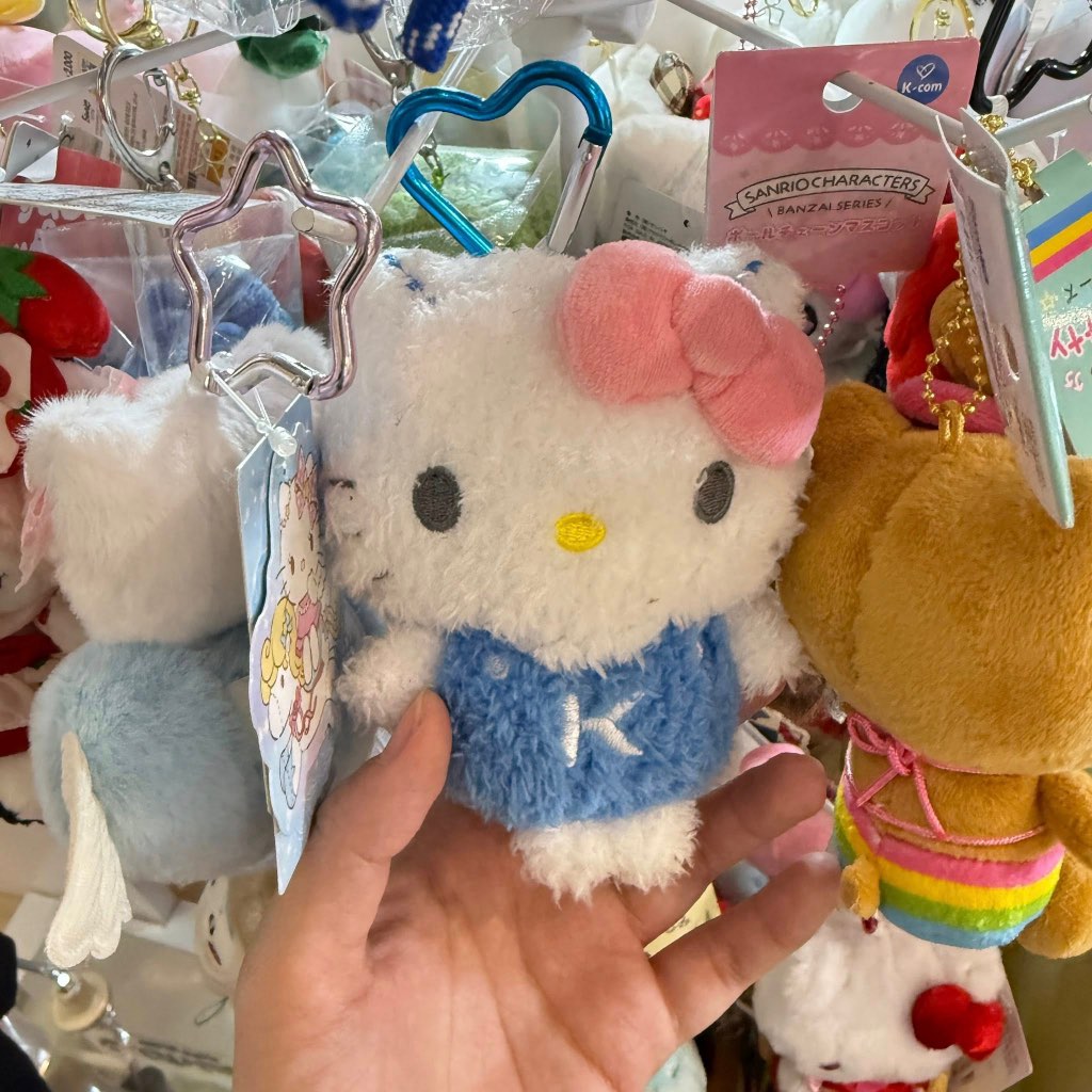 kitty พวงกุญแจใส่เสื้อตัว k ของแท้ พร้อมส่ง