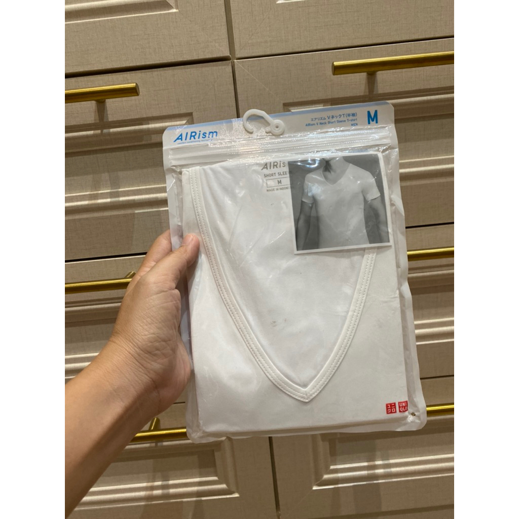 เสื้อยืดคอวีผู้ชายรุ่น AIRism V Neck Short Sleeve T-shirt แบรนด์ Uniqlo ยูนิโคล่ มือ2🇯🇵