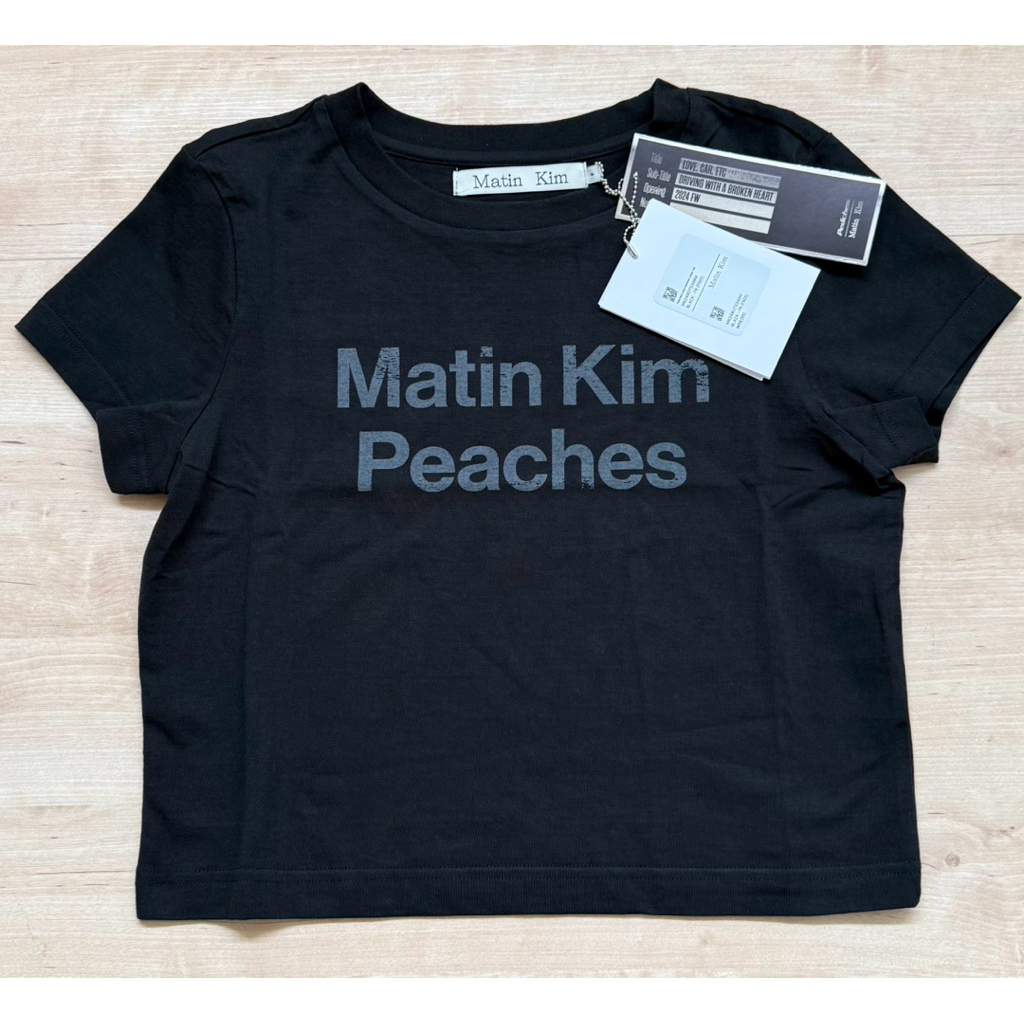 มีโค้ด25% เสื้อCrop Matin Kim Peaches คอลฯพิเศษ Free Size สีดำ มีลายหน้า-หลัง ของใหม่ของแท้จากช็อป เ