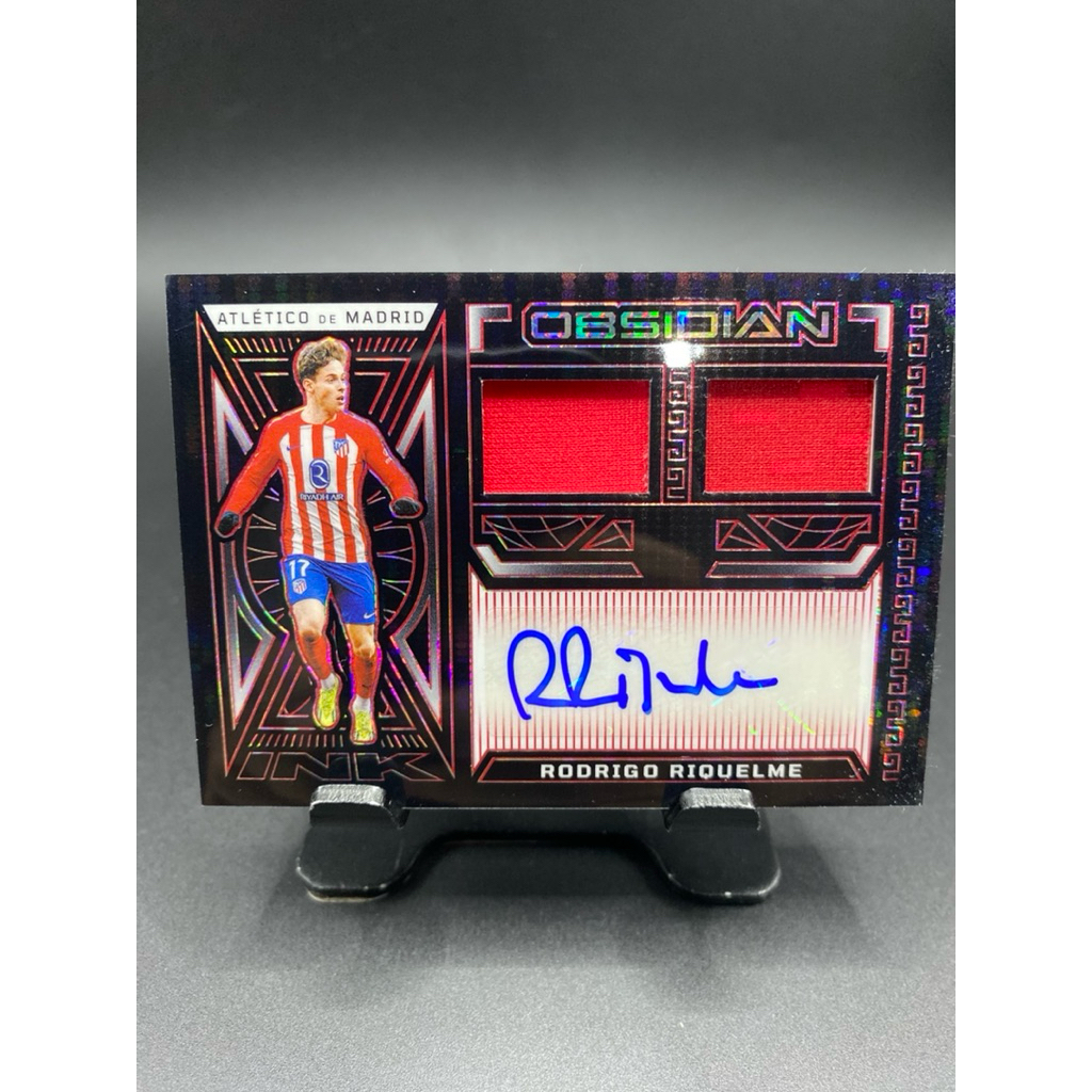 การ์ดฟุตบอล✍🏼👕เซ็นผ้าสองช่อง Rodrigo Riquelme | 2023-24 Panini Obsidian – Dual Jersey Auto 🇪🇸 /49