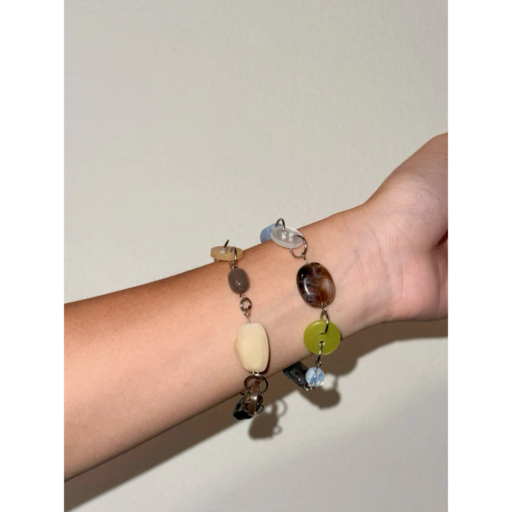 Lookpaadcollections - Ocean Bracelet สร้อยข้อมือลูกปัดสลับกับกระดุมโทนสีทราย ทะเล
