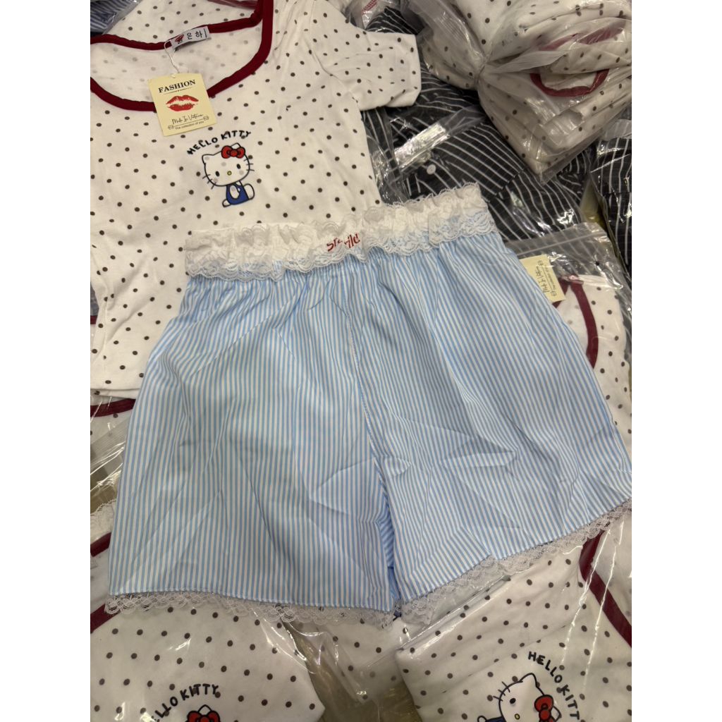 เสื้อคิตตี้กางเกงลายริ้วแต่งขอบลูกไม้