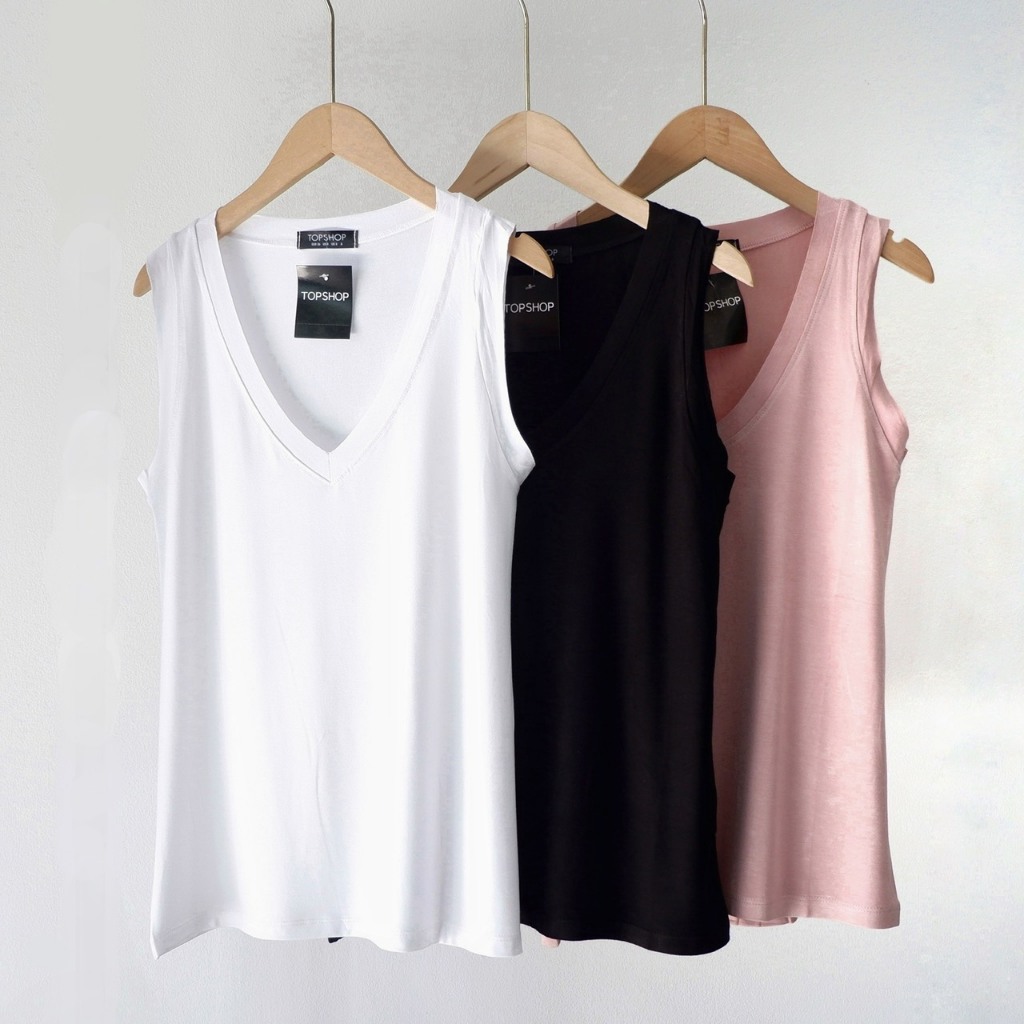 เสื้อคอวีแขนกุด​ ขอบเปลือย​ ผ้าเรย่อนเนื้อนิ่มเด้ง