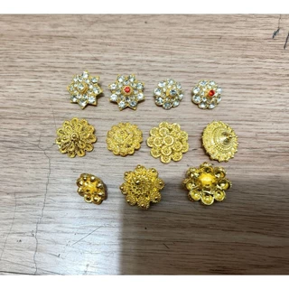 กระดุมชุดไทย 1 แพ็คมี 12 ชิ้น(มีหลายลายให้เลือกเลยค่ะ)