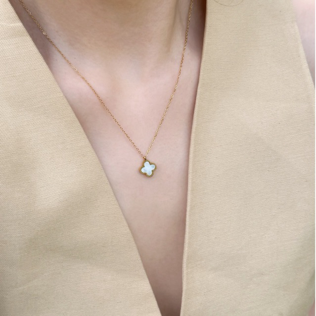 Orachat | Flower 14k necklace. (สร้อยคอตัวเรือนสแตนเลส)