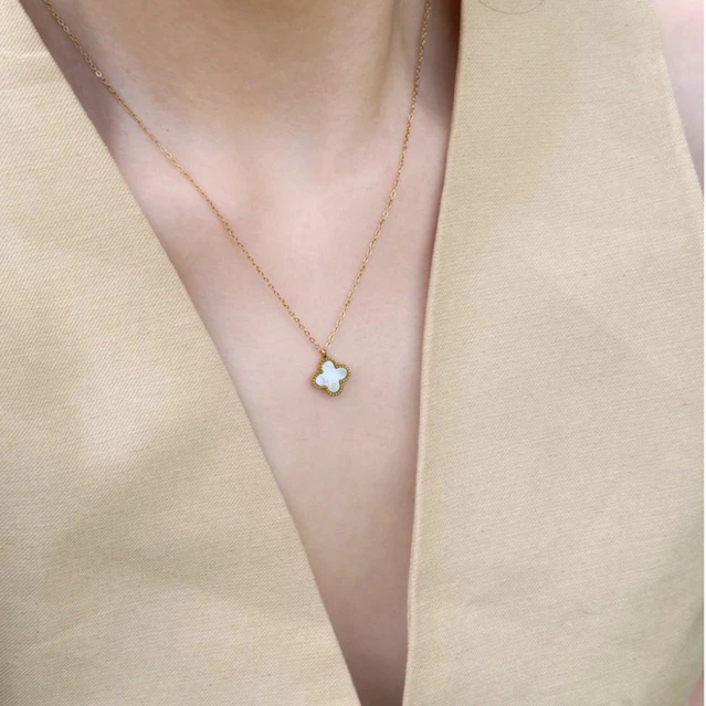 Orachat | Flower 14k necklace. (สร้อยคอตัวเรือนสแตนเลส)