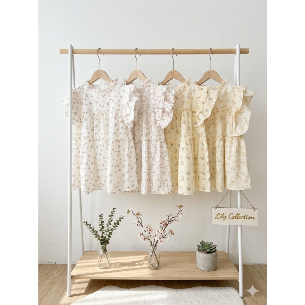 เสื้อคอระบายแขนกุดแต่งชั้นผ้าลายดอก ป้ายlilly