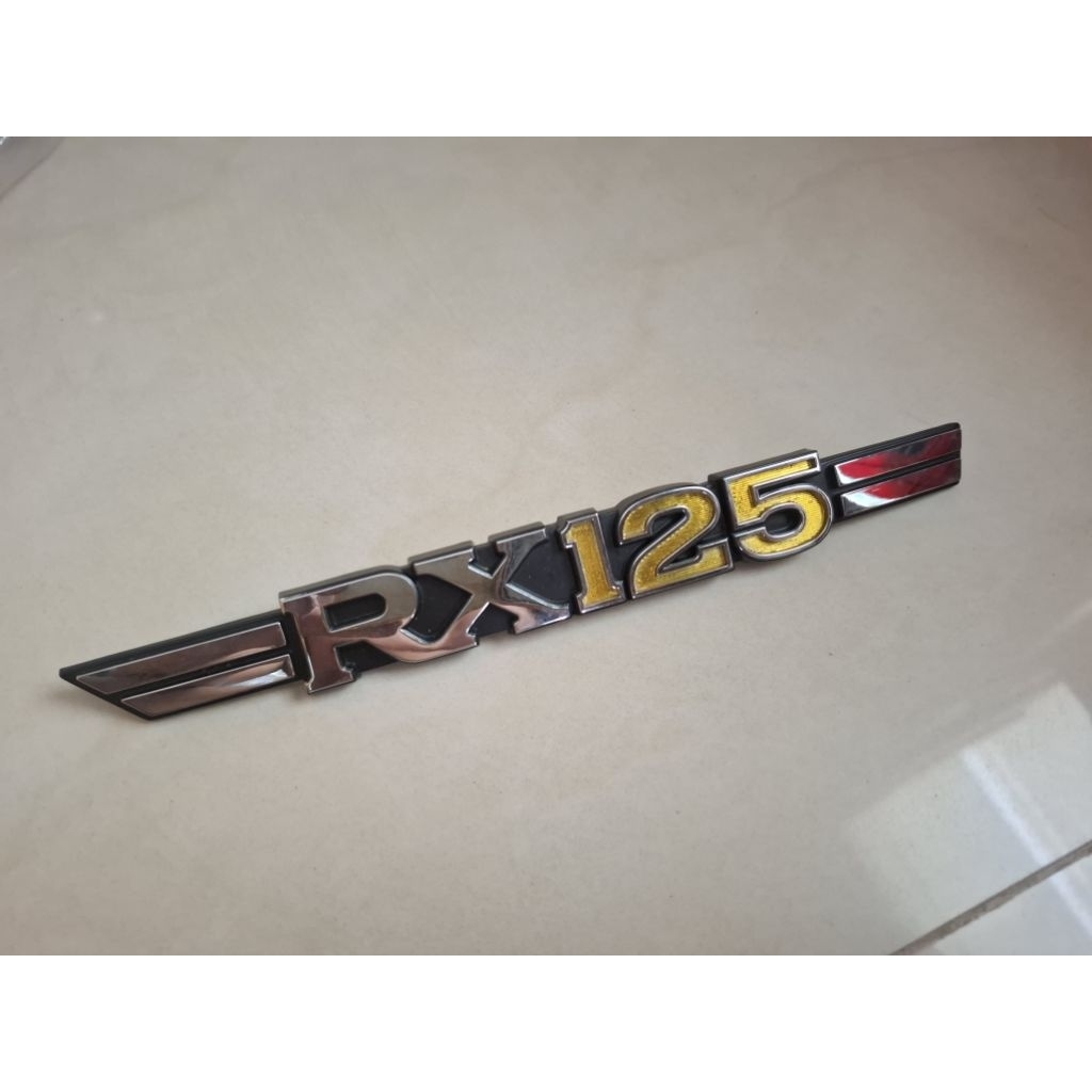 ตราโลโก้ฝากระเป๋าข้างขวาใส่ Yamaha RX125 รหัส 1V0 ของแท้ญี่ปุ่นใหม่เก่าเก็บสภาพสวยพร้อมใส่ใช้งานได้เลย(ราคาต่อ 1 ชิ้น)