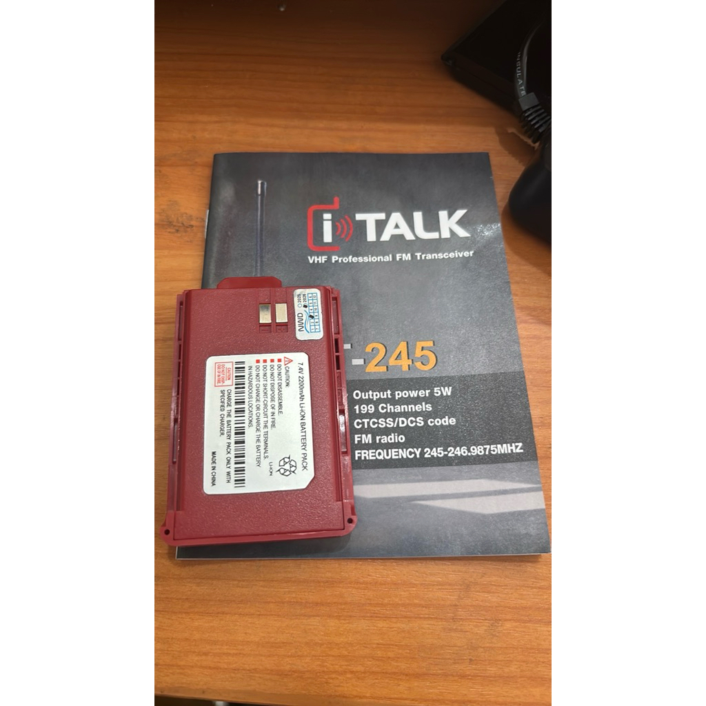แบตเตอรี่ แท่นชาร์ และคลิปหลัง  italk T-245