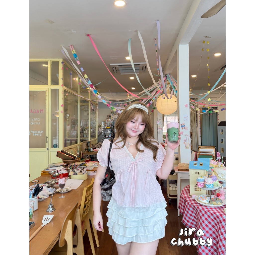 Lacy Check - เสื้อคอวีลายสก็อต แต่งลูกไม้ฉลุ แขนตุ๊กตา อกฟนรไซส์ 38-50 นิ้ว เสื้อสาวอวบ