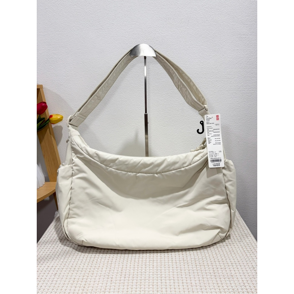 กระเป๋า Uniqlo Puffy shoulder bag สี Natural ของแท้