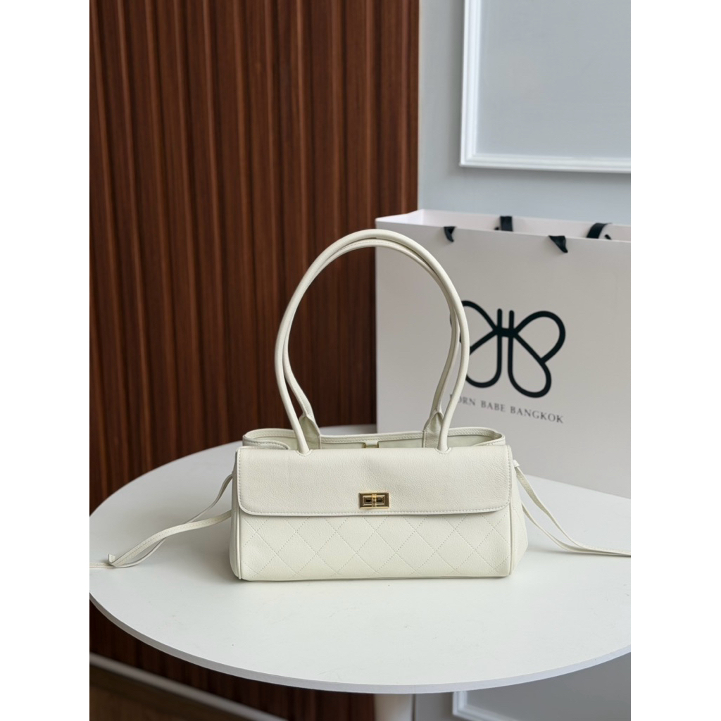 VICTORIA กระเป๋าหนังวัวแท้ ขนาด 33x15x12 ซม. เป็นกระเป๋าวัวเเท้ ที่เน้นความเรียบง่ายแต่แฝงไปด้วยความพรีเมียม ราคา ถูกที่สุด ดีลบีเคเค แกลเลอรีภาพที่ 4