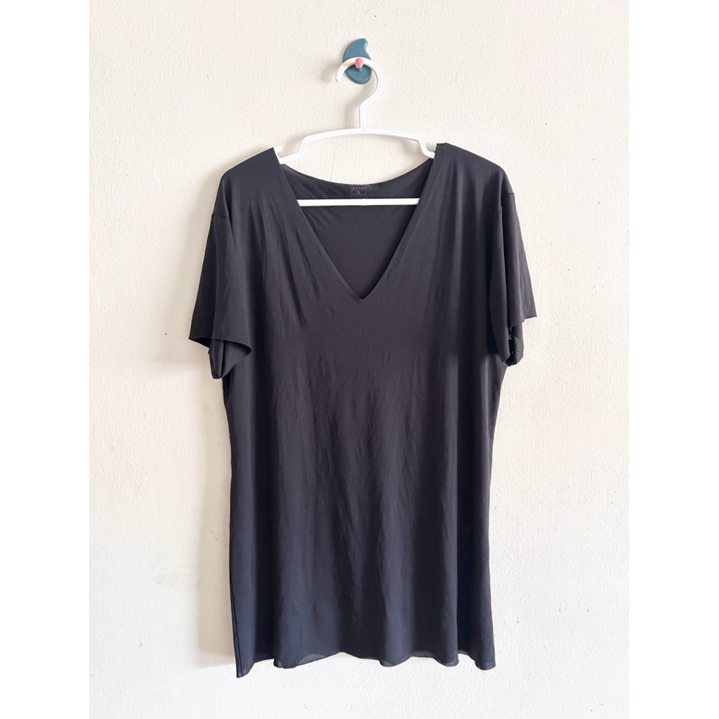 ยุนิXL เสื้อยืดชายคอวีairismไร้ขอบสีดำเข้ม