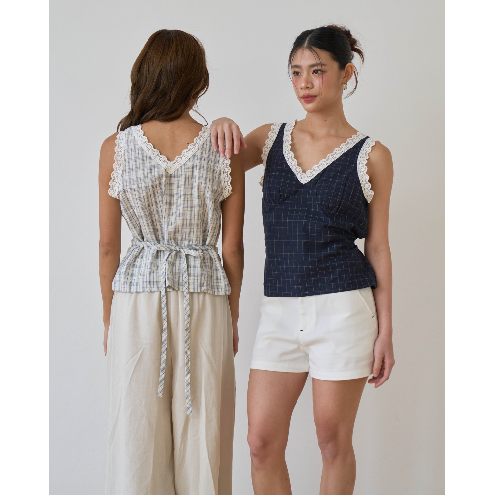 Sammi lace trim top เสื้อแขนกุดลายสก๊อตแต่งลูกไม้