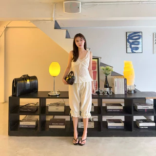 𝐓𝐡𝐞 𝐄𝐬𝐬𝐞𝐧𝐜𝐞 𝐒𝐞𝐭 (𝟔𝟓𝟎.-) ชุดเซ็ต 𝟐 ชิ้น เสื้อซีทรูแต่งลูกไม้สุดละมุน กางเกงสามส่วนทรงน่ารัก แต่งระบายและโบว์ปลายขา
