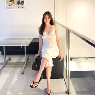 𝐓𝐡𝐞 𝐄𝐬𝐬𝐞𝐧𝐜𝐞 𝐒𝐞𝐭 (𝟔𝟓𝟎.-) ชุดเซ็ต 𝟐 ชิ้น เสื้อซีทรูแต่งลูกไม้สุดละมุน กางเกงสามส่วนทรงน่ารัก แต่งระบายและโบว์ปลายขา