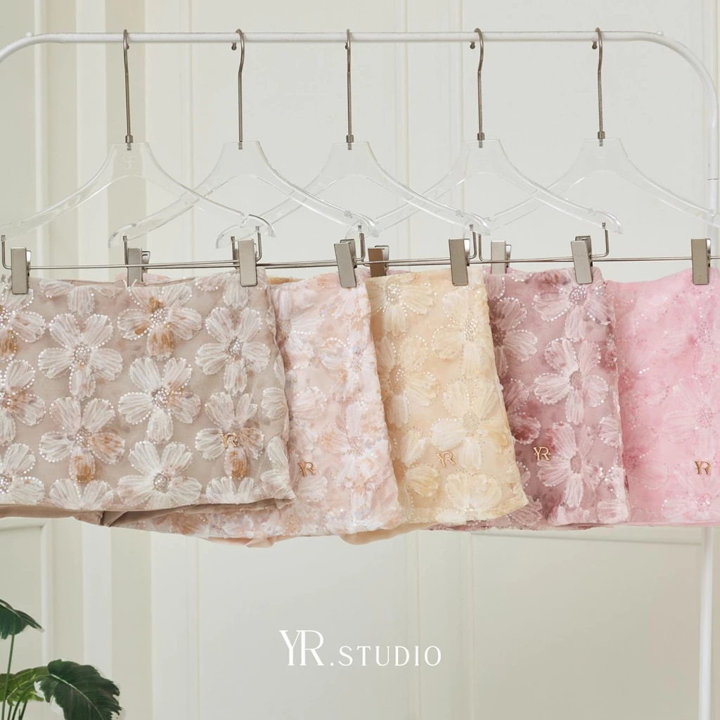 Flora Mini Skirtพร้อมส่ง (ราคาปกติ 590 ) กระโปรงสั้นมินิผ้าปักดอกไม้เลื่อมแต่งซับในกางเกง ทรงเอวปกติ มีไซค์ S-3XL