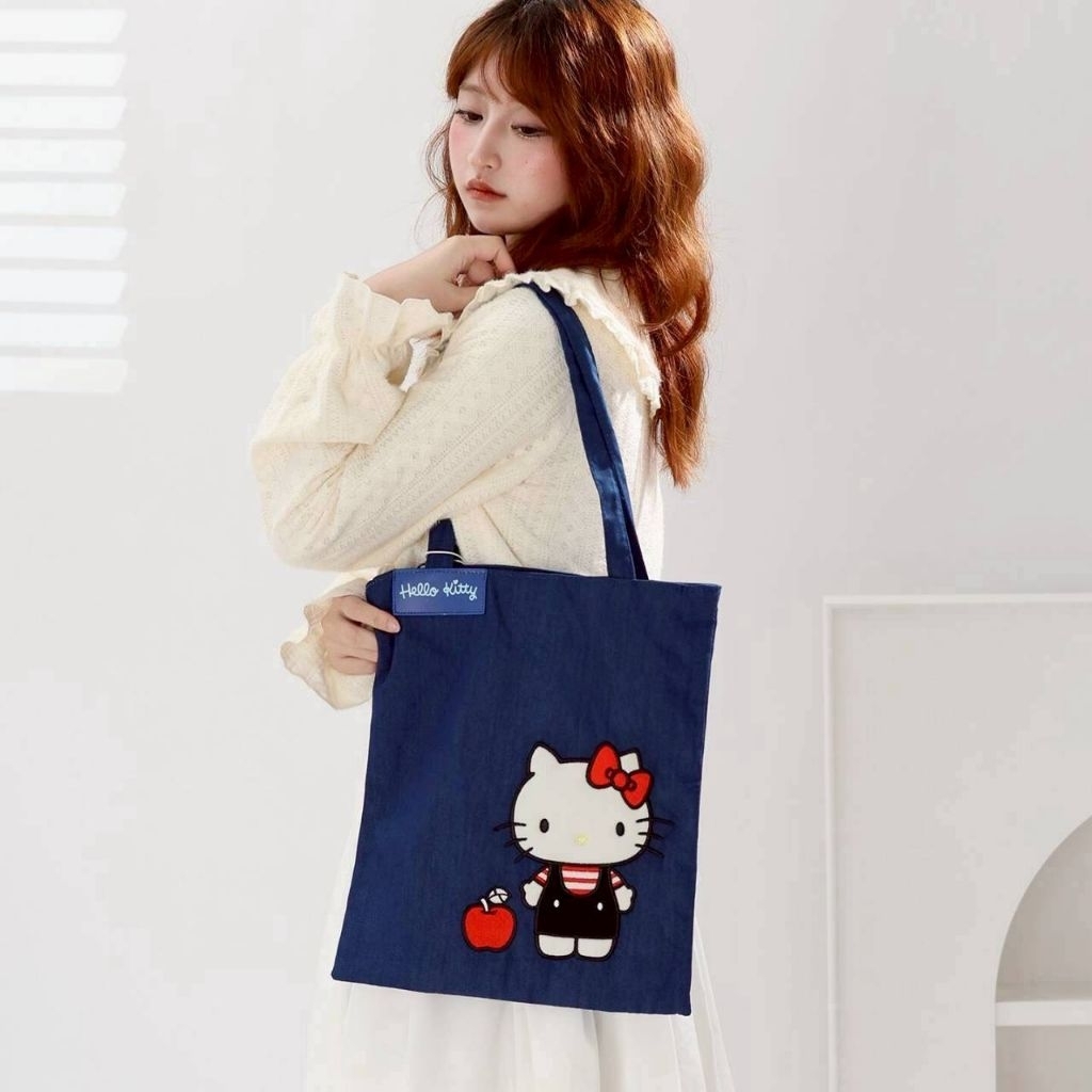 กระเป๋า Hello Kitty ผ้ายีนส์ ลายสกรีนน่ารัก ใส่อะไรก็เก๋ ขนาด 32 x 30 cm