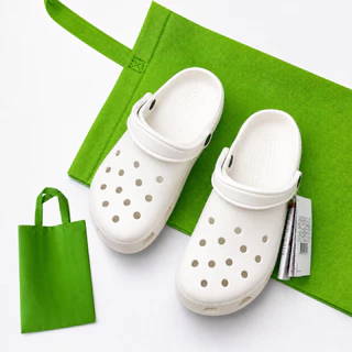 【พร้อมส่ง】Croc Sandal Clogสำหรับผู้ชายและผู้หญิง เบา นุ่ม กันลื่น ใส่สบาย เหมาะเดินทางและชายหาด ฟรีกระเป๋า