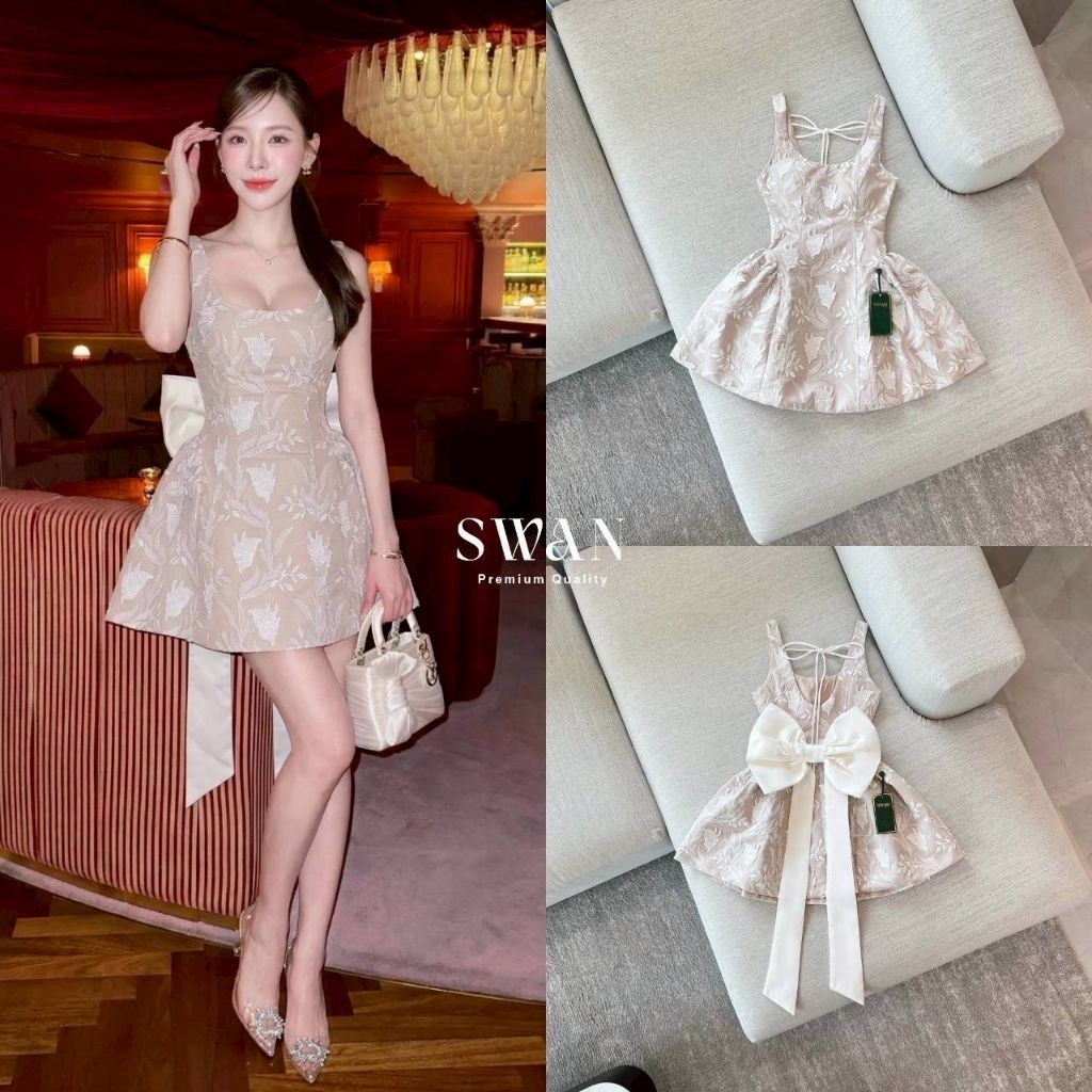 Swan รุ่นนี้ไซส์เล็กกว่าปกติ เดรสลูกไม้สีขาวรองซับในด้วยผ้าสีนู้ดเพิ่มดีเทลโบว์ใหญ่ด้านหลัง