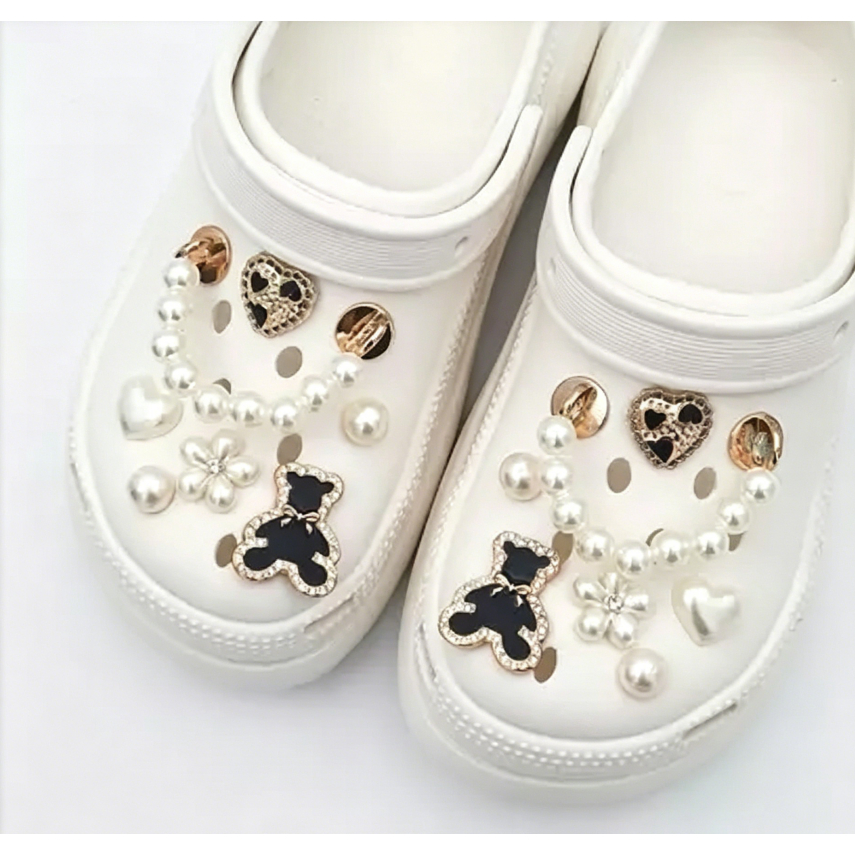 CROCS Classic Clog รองเท้าลำลองผู้ใหญ่ สีขาวรุ่นพื้นฐาน เหมาะติดจิ๊บตกแต่งได้ไม่จำกัด สร้างลุคเป็นของตัวเองได้ง่ายๆ