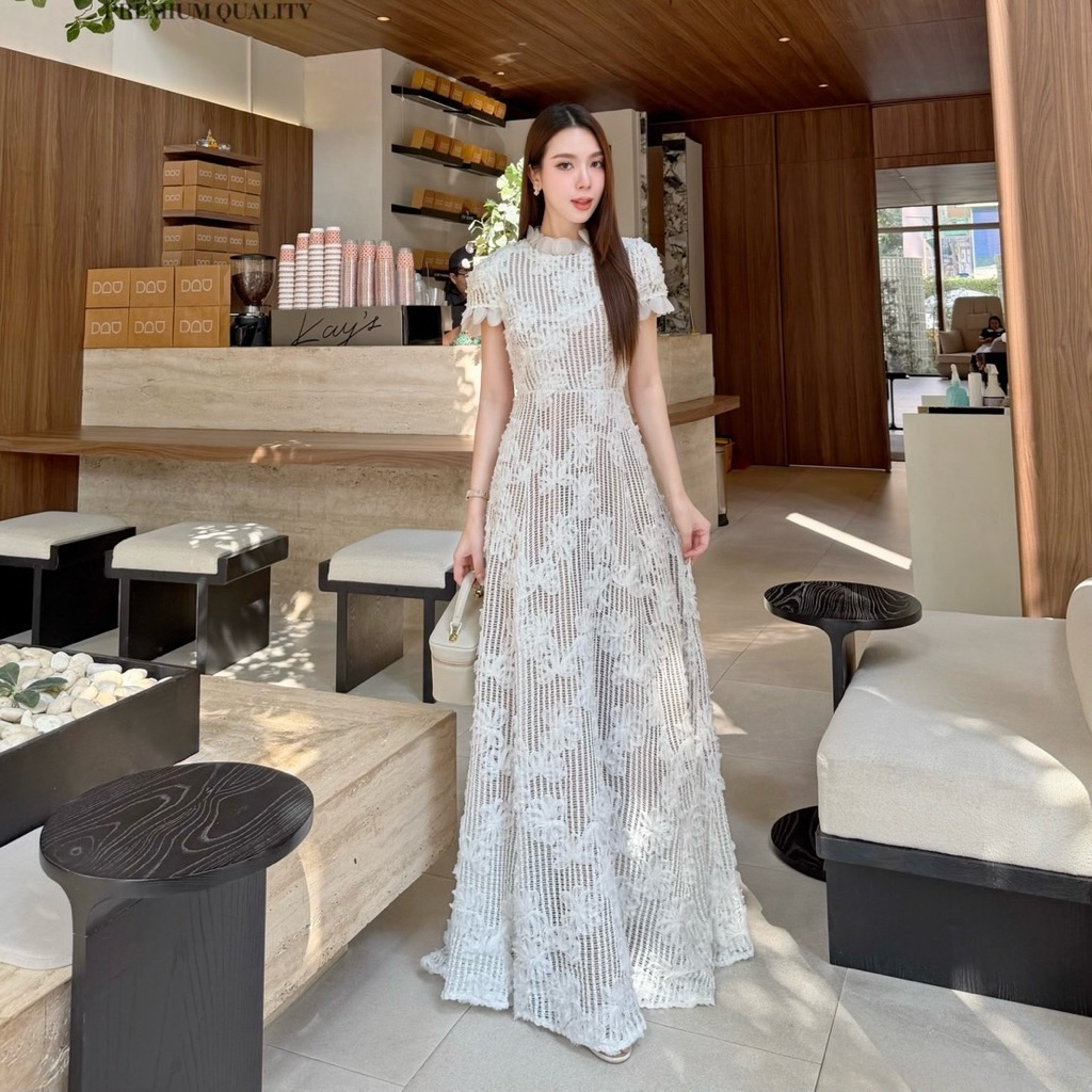 เดรสลูกไม้ยาวสวยแบบผู้ดี ผ้าลูกไม้เนื้อนุ่มปักดอกทั้งชุด ตรงคอและแขนดีไซค์เกร๋  ซับในสีอ่อน ซิปหลัง 