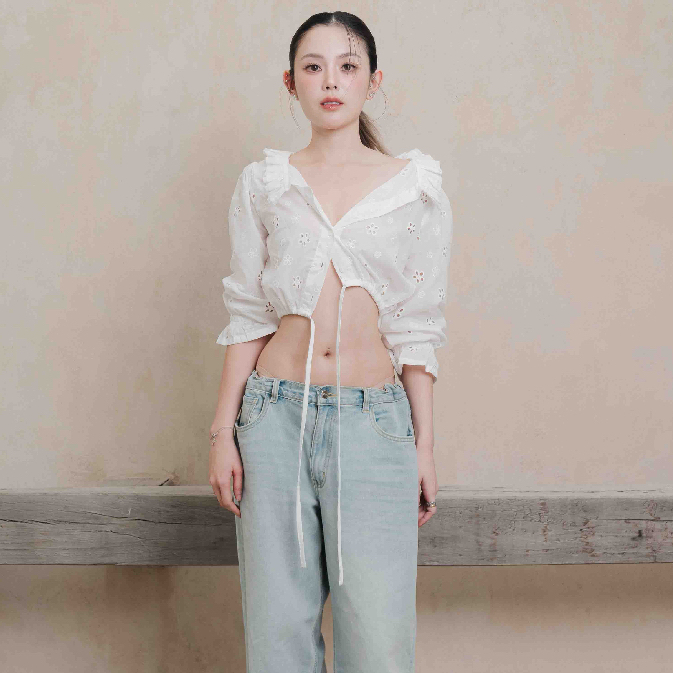 ams.commune เสื้อครอปเอวรูด สีขาว