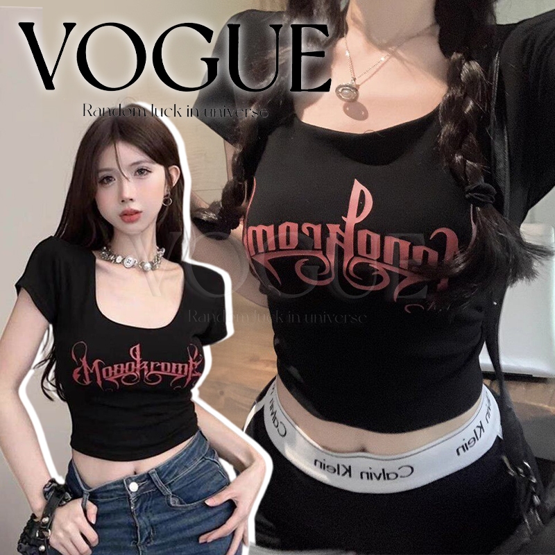 Vogue พร้อมส่ง เสื้อคอเหลี่ยมแขนสั้น พิมพ์ลายตัวอักษร ตัดสั้นครอปเปลือยสะดือ สไตล์แฟชั่นสาวแซ่บ (G023)