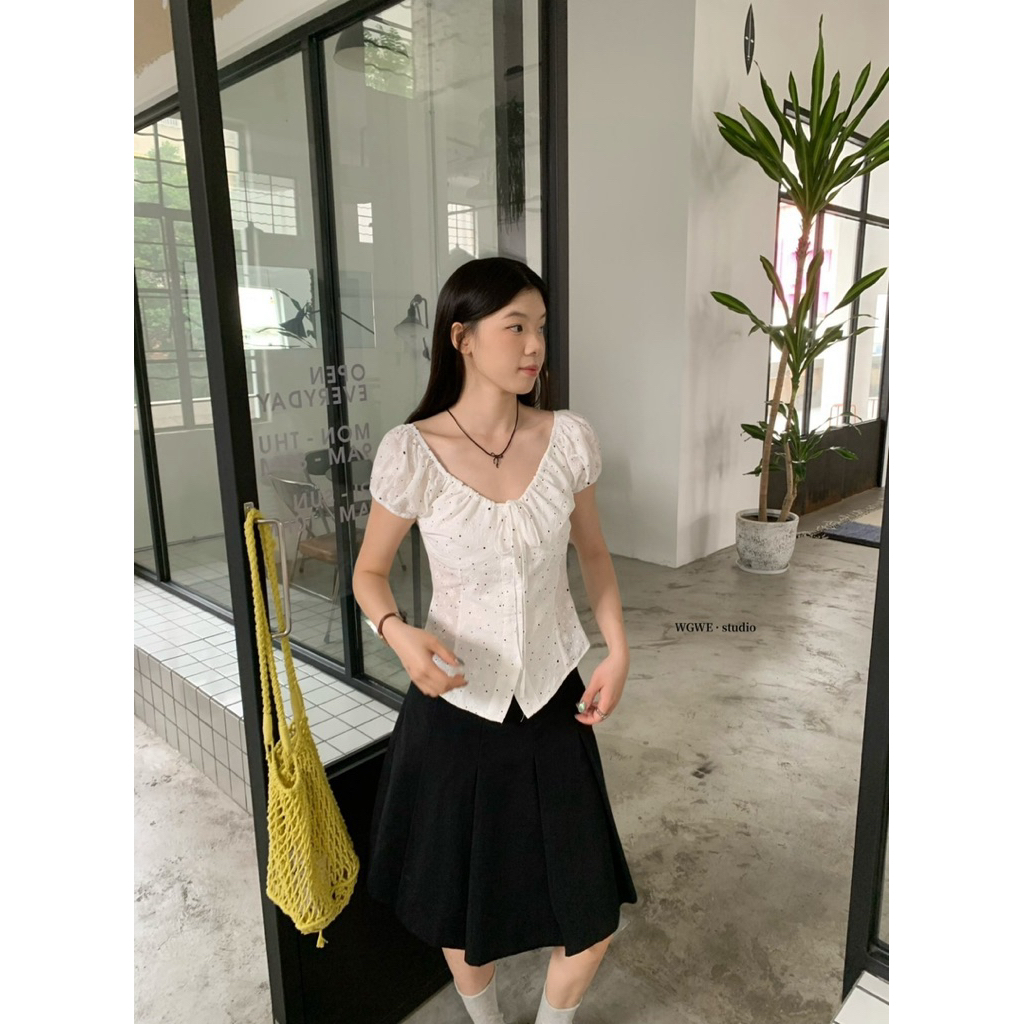 9541# เสื้อคอวี แขนสั้น จะใส่เป็นเปิดไหล่ก็ดู sexy งานกระดุมหน้า ปักลายสวย มีเชือกผูกโบว์ด้านหลัง TAG:WG.WE ราคา ถูกที่สุด ดีลบีเคเค แกลเลอรีภาพที่ 3